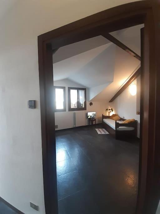 Appartement Monolocale Piano Alto Luminoso Pochi Minuti Metro Rossa Milan